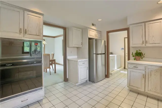 502 Colony Ct gallery image 17