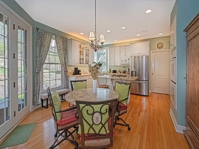 5023 Northfield Dr gallery image 3