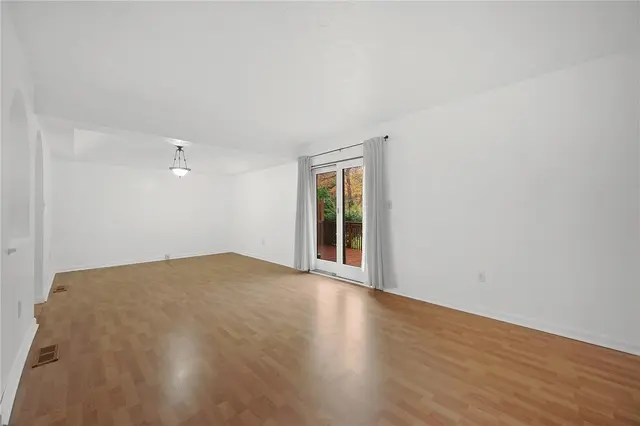 5053 Fountainwood Drive gallery image 3