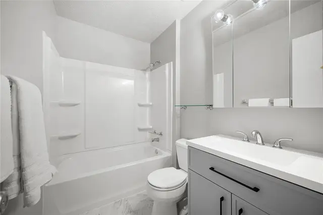 5053 Fountainwood Drive gallery image 16