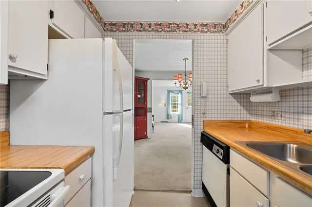 5066 Harvest Lane gallery image 7