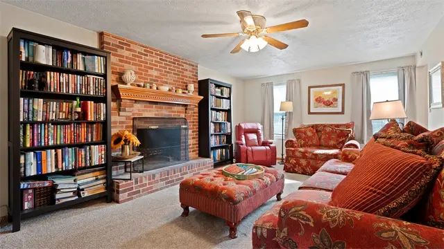 5096 Fountainwood Dr gallery image 3