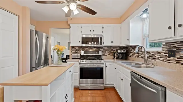 5096 Fountainwood Dr gallery image 16