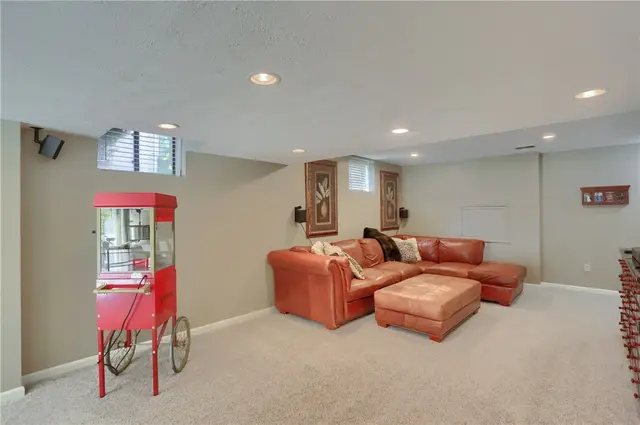 514 Colony Ct gallery image 2