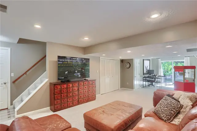 514 Colony Ct gallery image 18