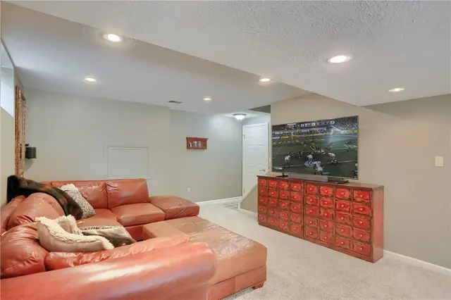 514 Colony Ct gallery image 27