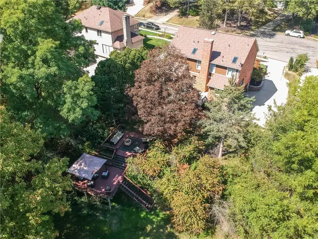 514 Colony Ct gallery image 30
