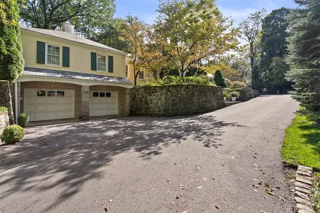516 Irwin Dr gallery image 3