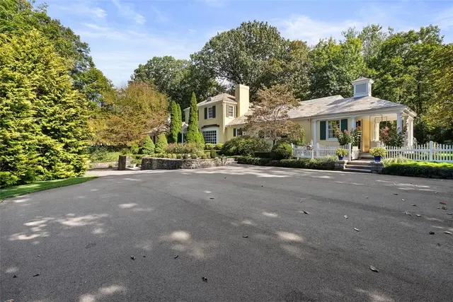 516 Irwin Dr gallery image 4
