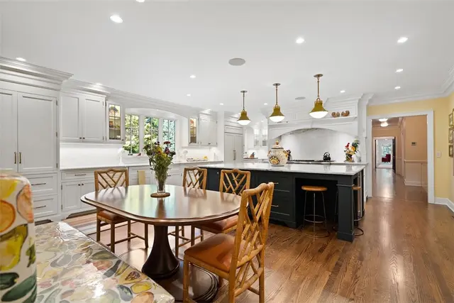 516 Irwin Dr gallery image 13