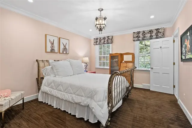 516 Irwin Dr gallery image 35
