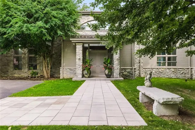52 Timberhill Dr gallery image 2