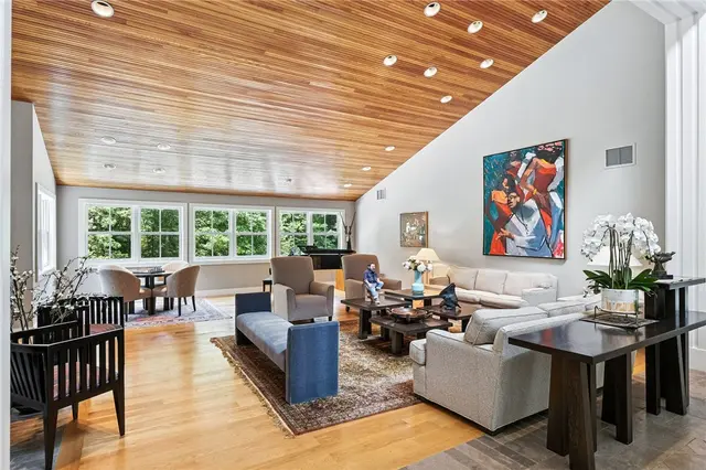 52 Timberhill Dr gallery image 8