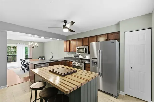522 Carters Grove Dr gallery image 3
