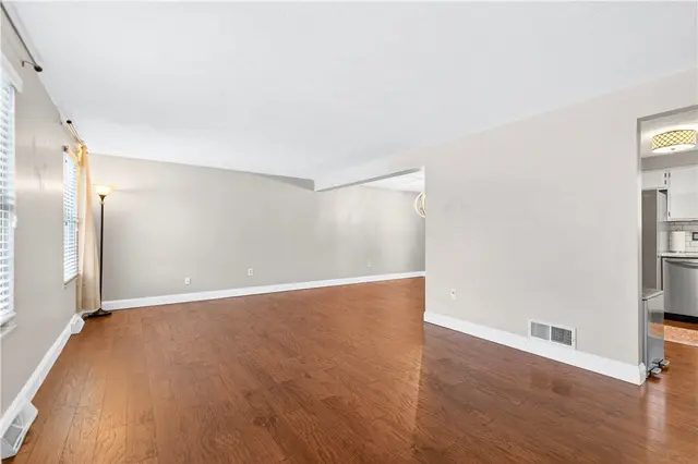 525 Greenspire Ct gallery image 3