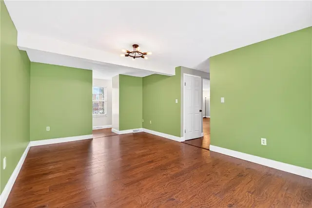525 Greenspire Ct gallery image 17