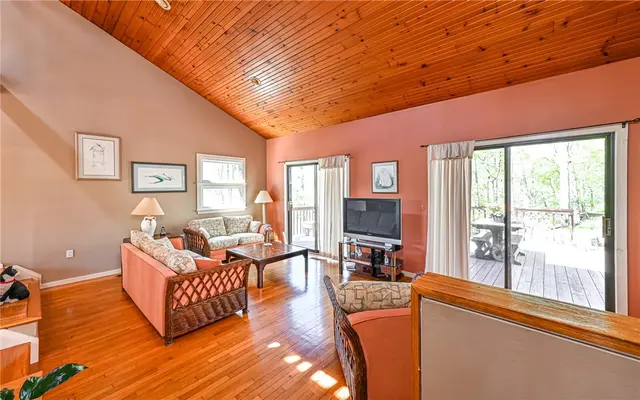5435 Beechnut Dr gallery image 3