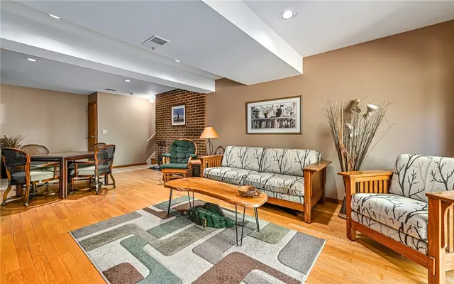 5435 Beechnut Dr gallery image 17