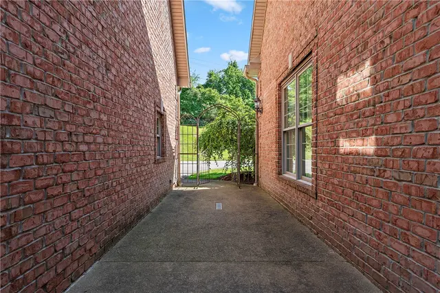 548 Lang Road gallery image 5