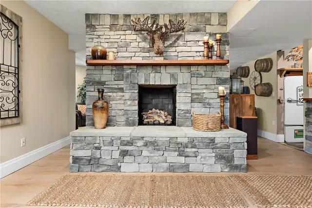 548 Lang Road gallery image 13