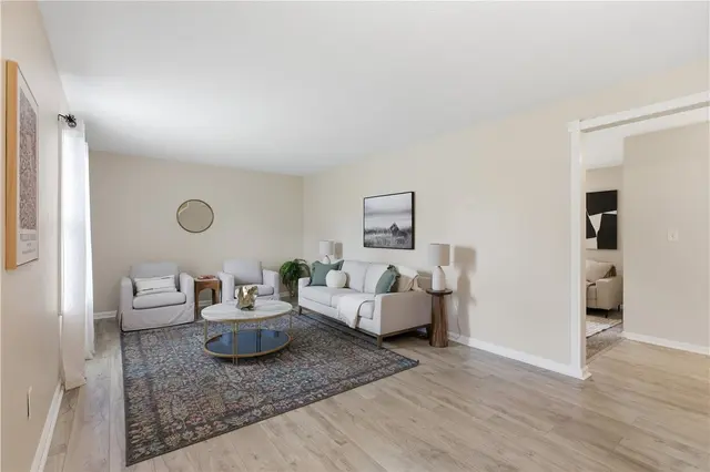 570 Bruton Dr gallery image 3