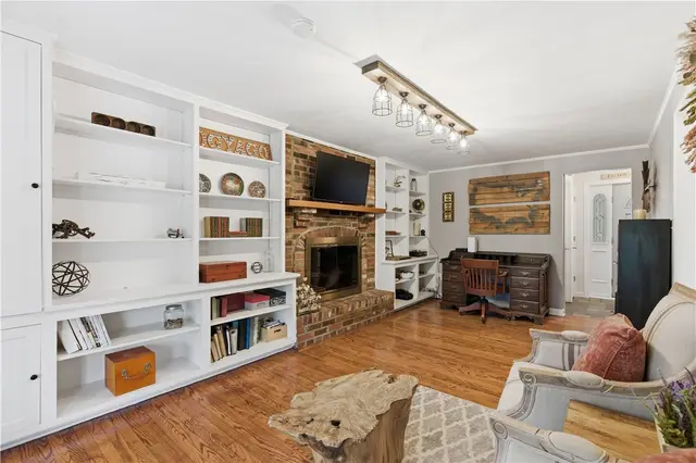 598 Olive St gallery image 16
