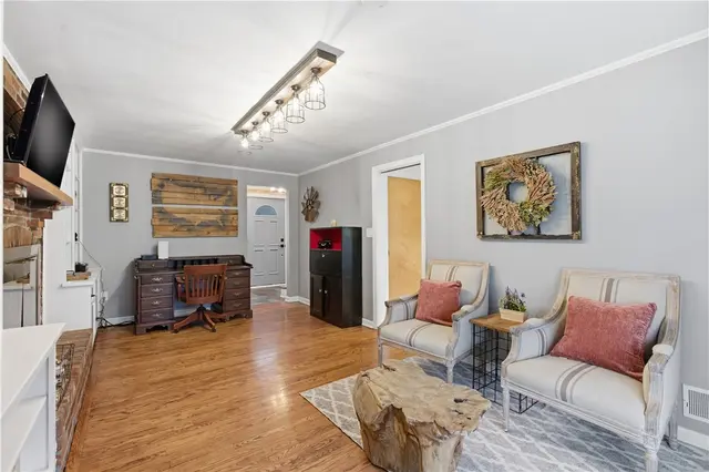 598 Olive St gallery image 17