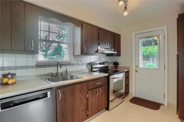 601 Lochinvar Dr gallery image 27