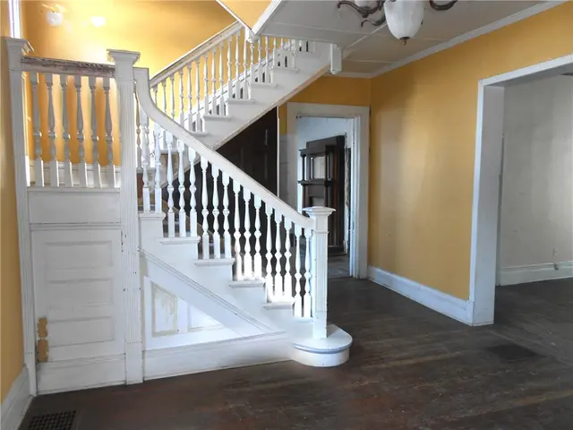 601 Locust Pl gallery image 2
