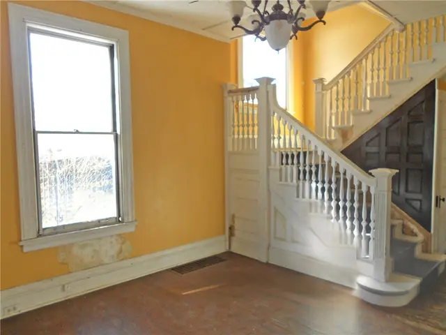 601 Locust Pl gallery image 3