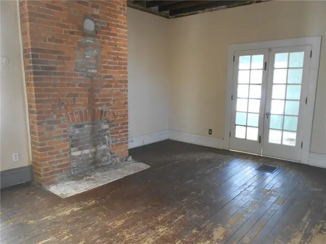 601 Locust Pl gallery image 4