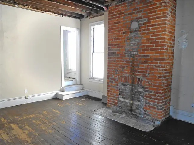 601 Locust Pl gallery image 5