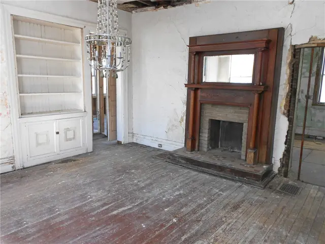 601 Locust Pl gallery image 6