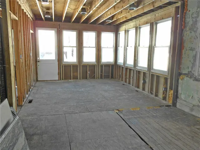 601 Locust Pl gallery image 7