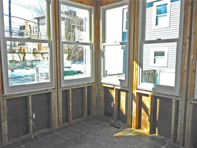 601 Locust Pl gallery image 8