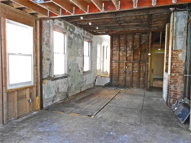 601 Locust Pl gallery image 9