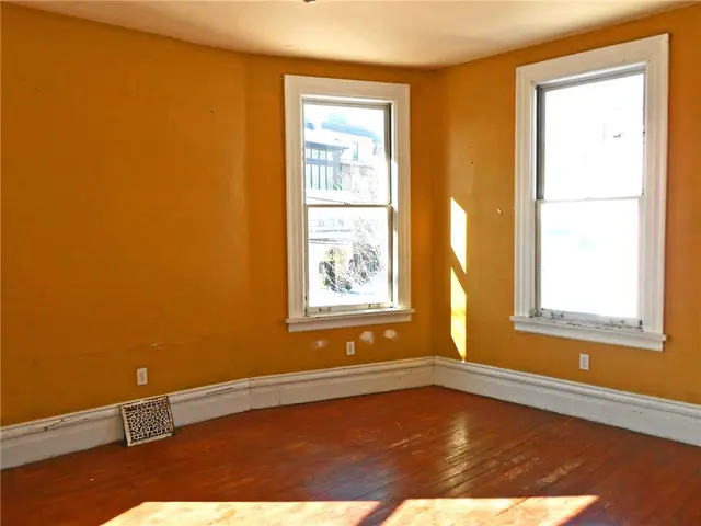 601 Locust Pl gallery image 10