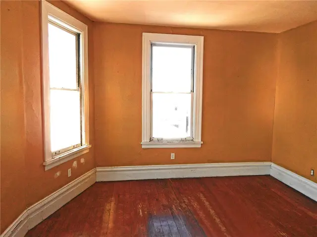 601 Locust Pl gallery image 11