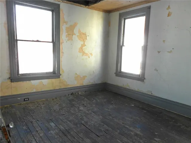 601 Locust Pl gallery image 13