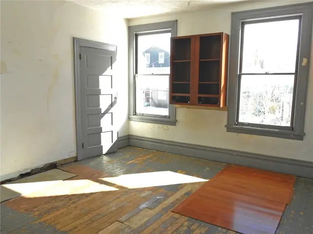 601 Locust Pl gallery image 14