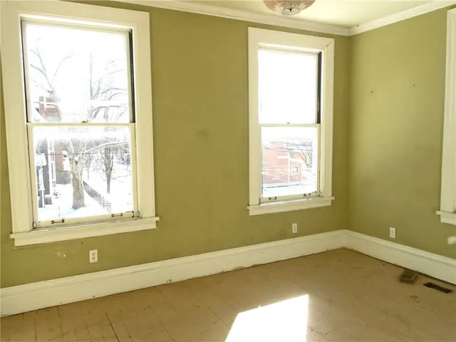 601 Locust Pl gallery image 16