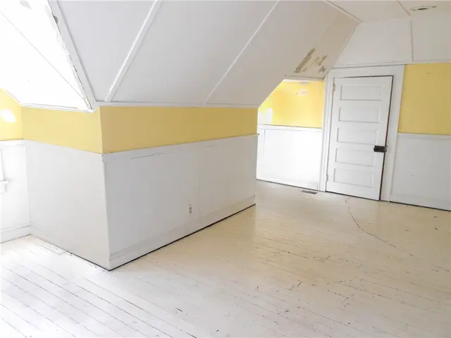 601 Locust Pl gallery image 22