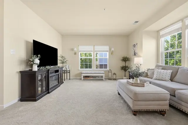 601 Pointe View DRIVE gallery image 3
