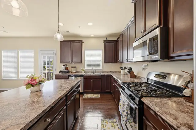 601 Pointe View DRIVE gallery image 5