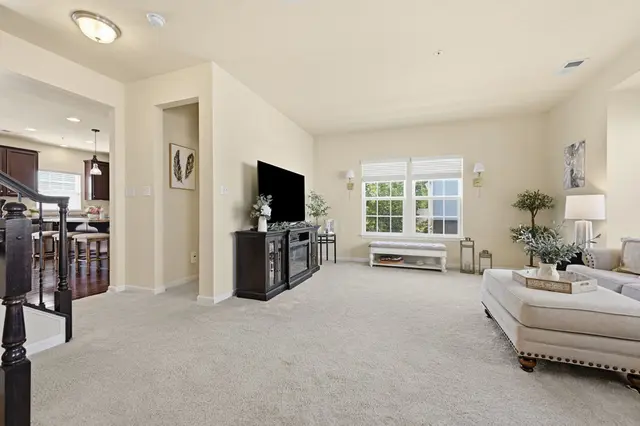 601 Pointe View DRIVE gallery image 6
