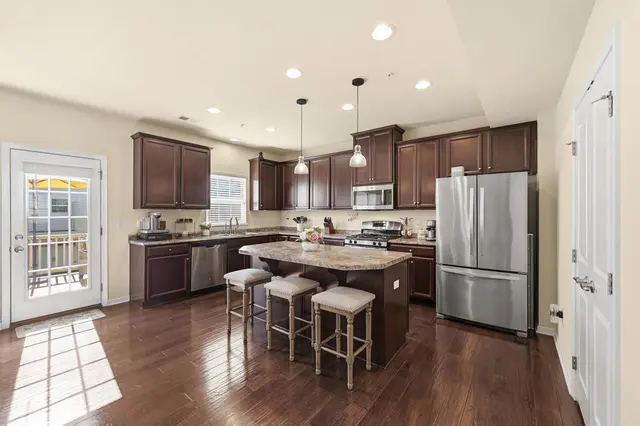 601 Pointe View DRIVE gallery image 7