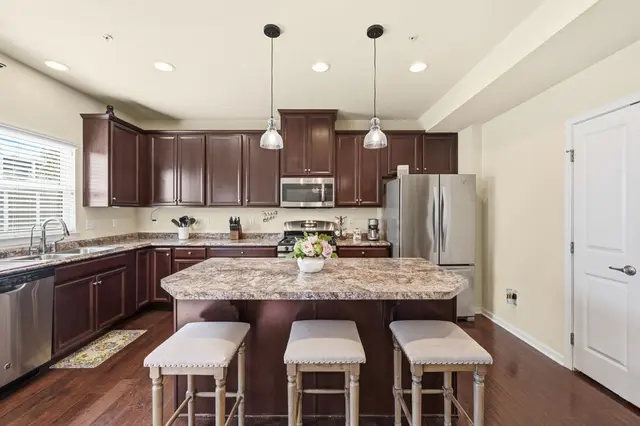 601 Pointe View DRIVE gallery image 10