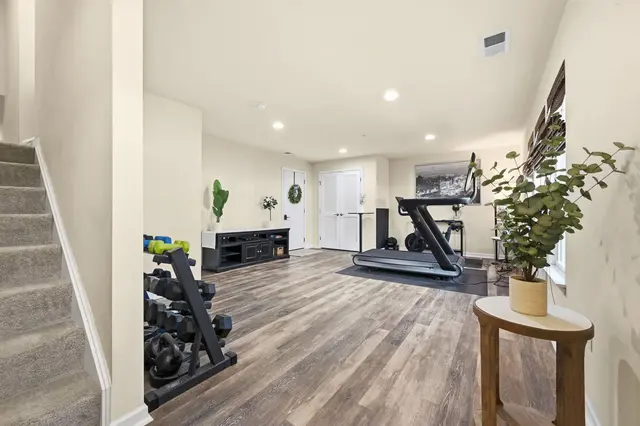 601 Pointe View DRIVE gallery image 18