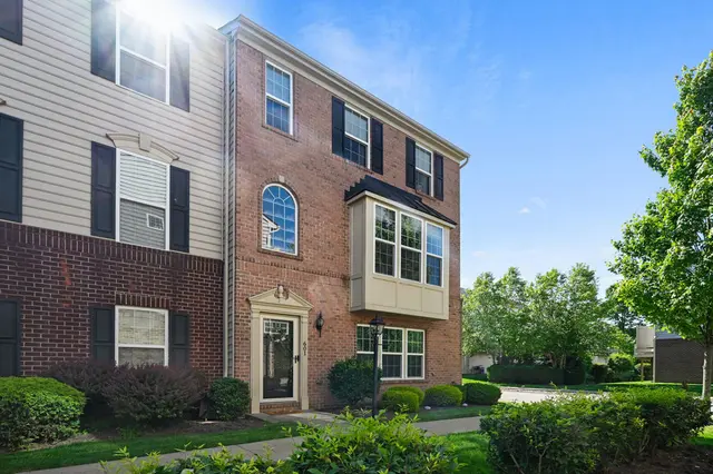 601 Pointe View DRIVE gallery image 27
