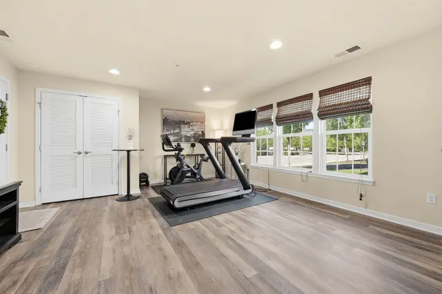601 Pointe View DRIVE gallery image 31